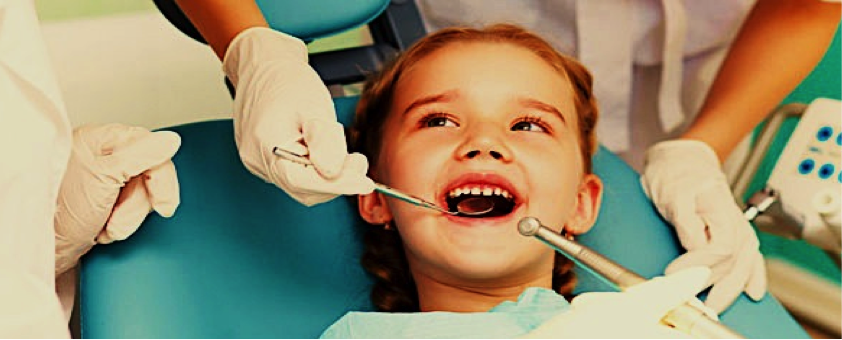 Foto 1 del artículo del Doctor Fernando de la Iglesia sobre ¿A qué edad debo llevar por primera vez a mi hijo al dentista? ¿A qué edad debo colocar los aparatos de ortodoncia a mi hijo?