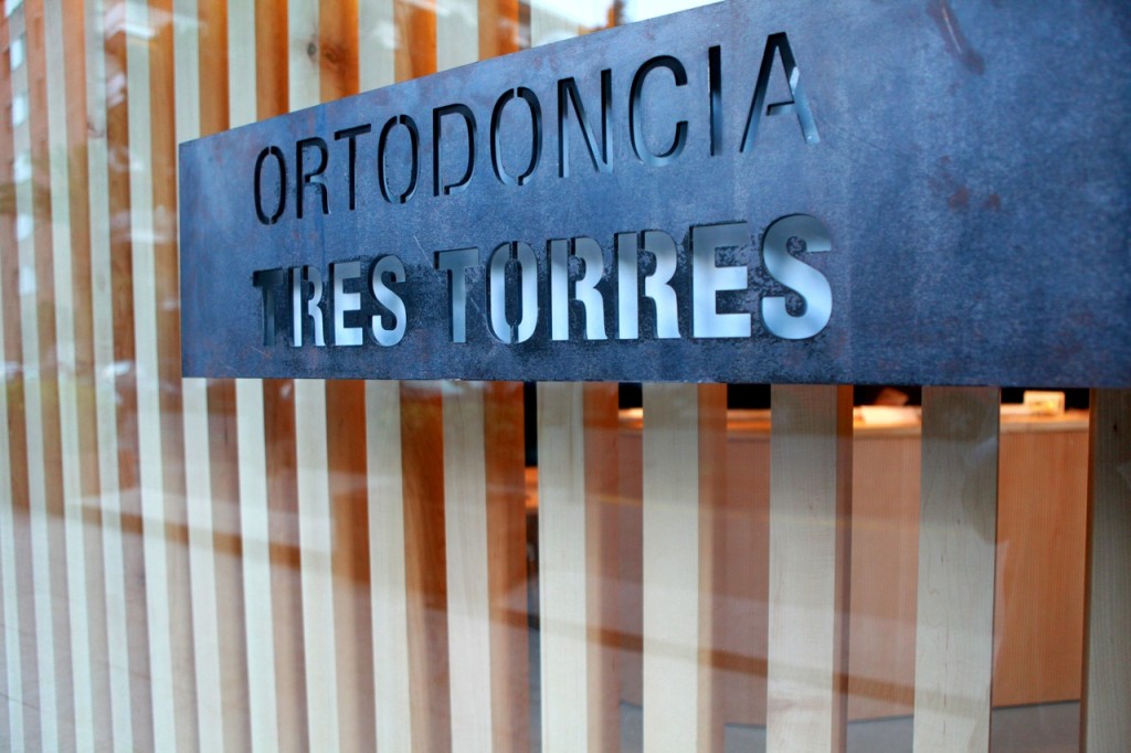 Placa de entrada a clínica Ortodoncia Tres Torres