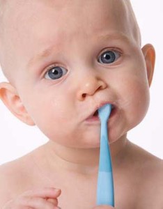 ortodoncia-tres-torres-barcelona-blog-cuando-empezar-a-cepillar-los-dientes-nino-bebe