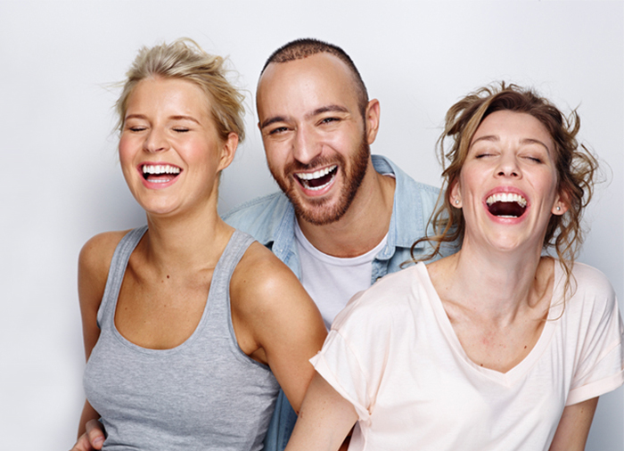 Imagen de pacientes adultos que buscan mejorar su estética dental para introducir el artículo ortodoncia y periodoncia