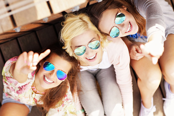 Imagen chicas sonrientes para introducir post "Dientes apiñados, cómo la ortodoncia puede ayudarte"