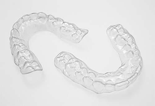 Primer plano de los retenedores de ortodoncia transparentes Essix