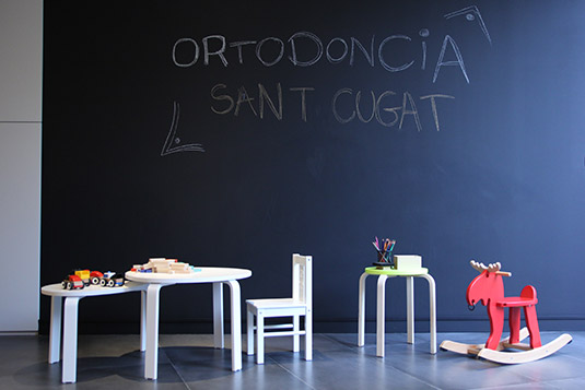 Ortodoncia Sant Cugat clínica sala espera niños