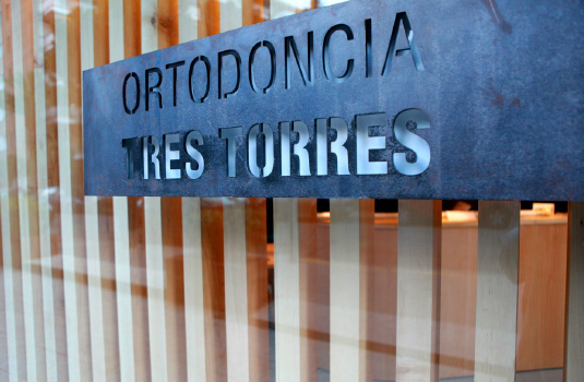 Ortodoncia Tres Torres Barcelona clínica entrada